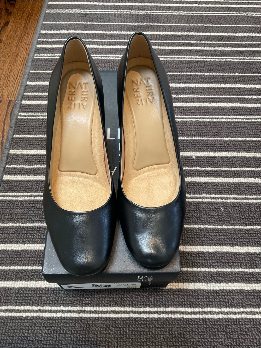 Naturalizer Black Leather Round-Toe Pump